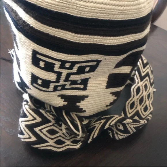 NWT SARAI WAYUU Black and Tan Patterned Woven Crossbody Bag Columbia made XL - Picture 12 of 16